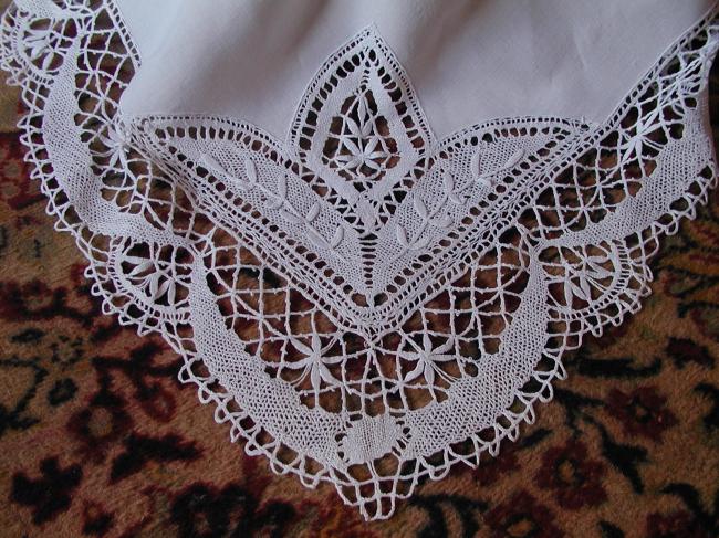 Somptuous and huge tablecloth with large inserts of Cluny bobbin lace 1900