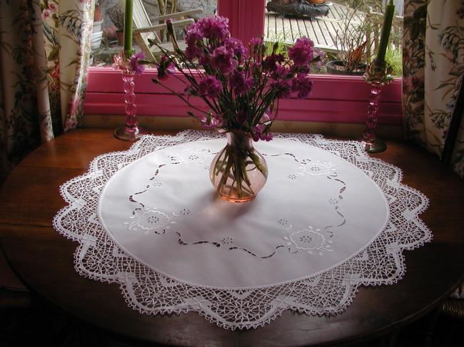 Superbe centre de table rond brodé à la Richelieu et dentelle de Cluny 1910