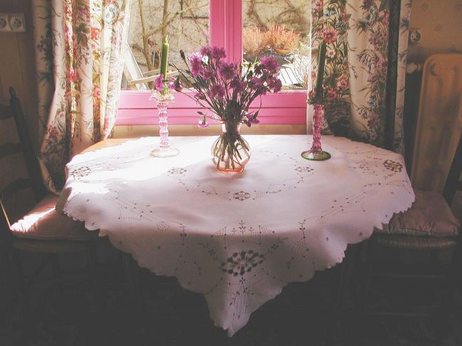 Very romantic Madeira tablecloth with Richelieu works