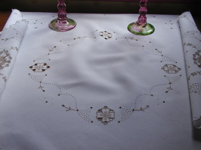 Very romantic Madeira tablecloth with Richelieu works