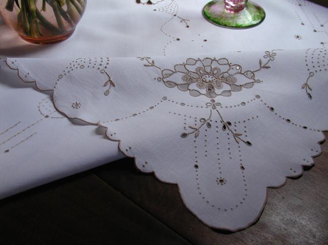 Very romantic Madeira tablecloth with Richelieu works