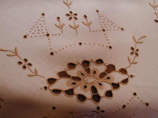 Very romantic Madeira tablecloth with Richelieu works