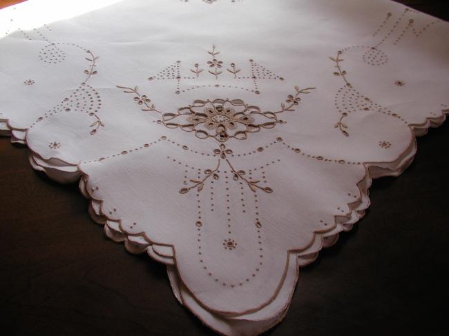 Very romantic Madeira tablecloth with Richelieu works