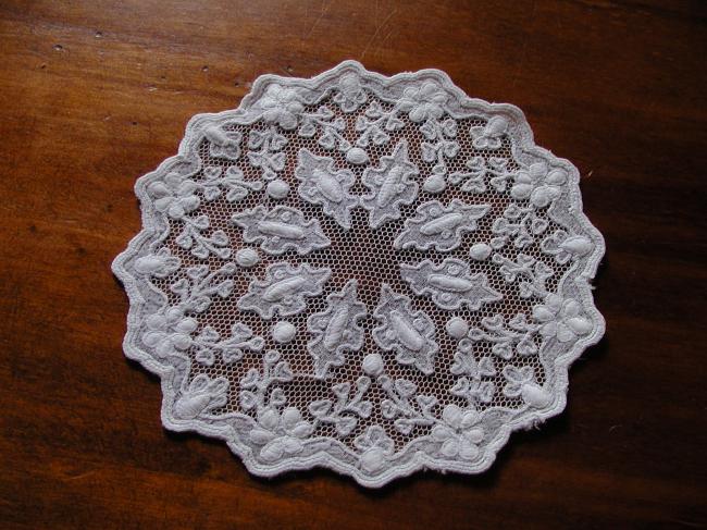 Charming doily with appliqué of Carrickmacross embroidery