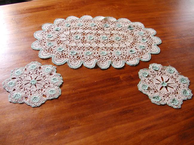 So pretty set of 3 pieces in irish crochet lace with little flowers