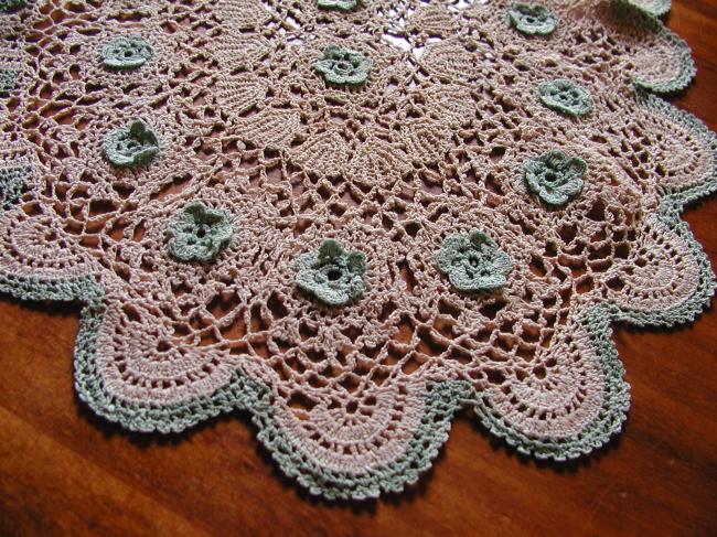 So pretty set of 3 pieces in irish crochet lace with little flowers