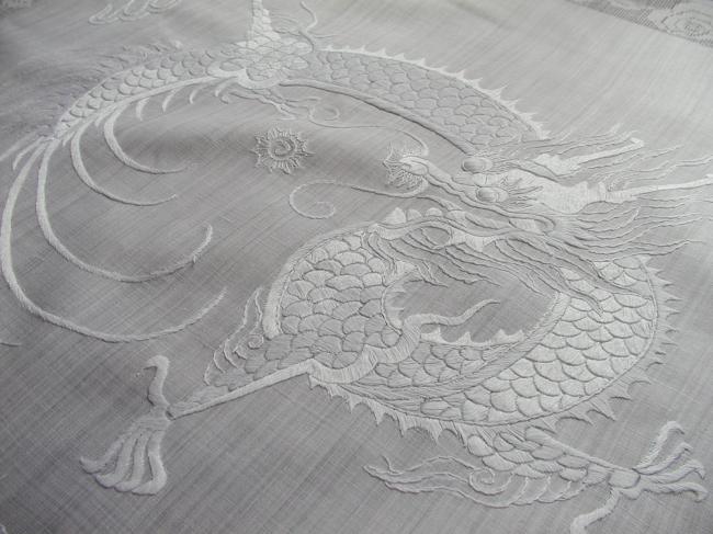 Splendeur de nappe en Pinã rebrodée d'un superbe dragon en soie, 1910-20