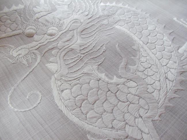 Splendeur de nappe en Pinã rebrodée d'un superbe dragon en soie, 1910-20