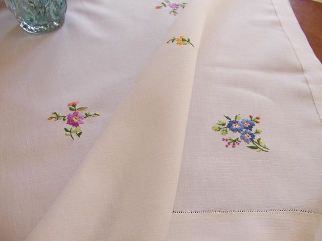 Romantique nappe brodée de semis de fleurs aux  couleurs acidulées