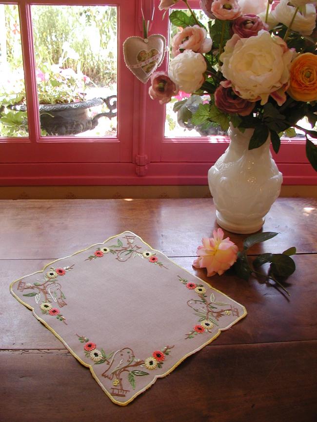 Adorable centre de table brodé de petites rosettes et petits oiseaux 1930