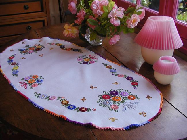 Adorable chemin de table brodé de petites rosettes