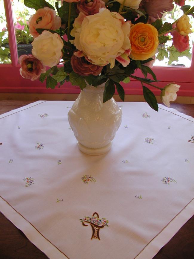 Adorable nappe en batiste de lin brodée de paniers de fleurs