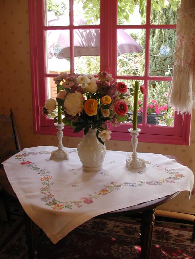 Adorable nappe en lin brodée de fleurs à la façon 'Jacobean'