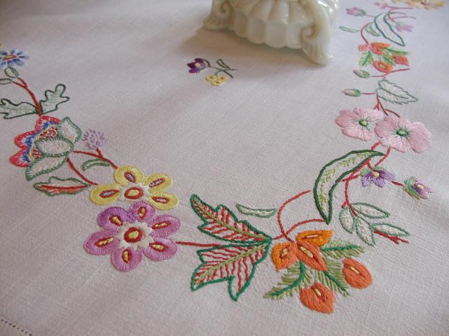 Adorable nappe en lin brodée de fleurs à la façon 'Jacobean'