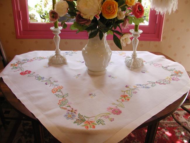 Adorable nappe en lin brodée de fleurs à la façon 'Jacobean'