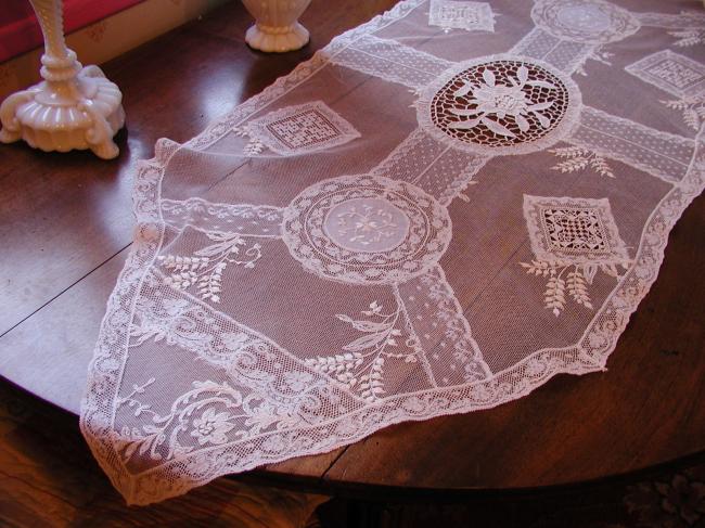 Merveilleux chemin de table en dentelle'fond de bonnet'