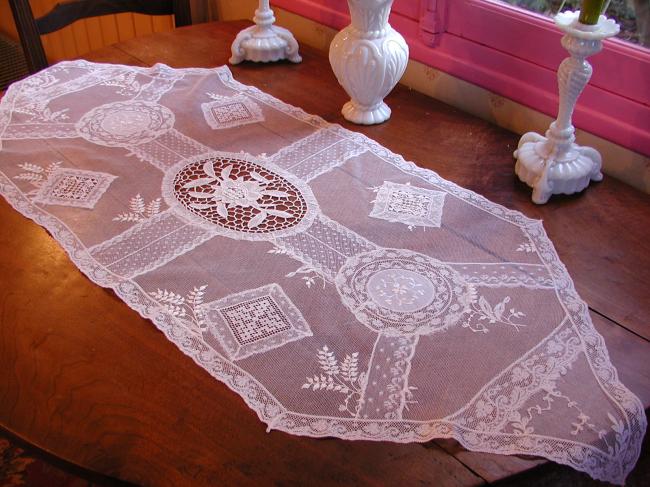 Merveilleux chemin de table en dentelle'fond de bonnet'