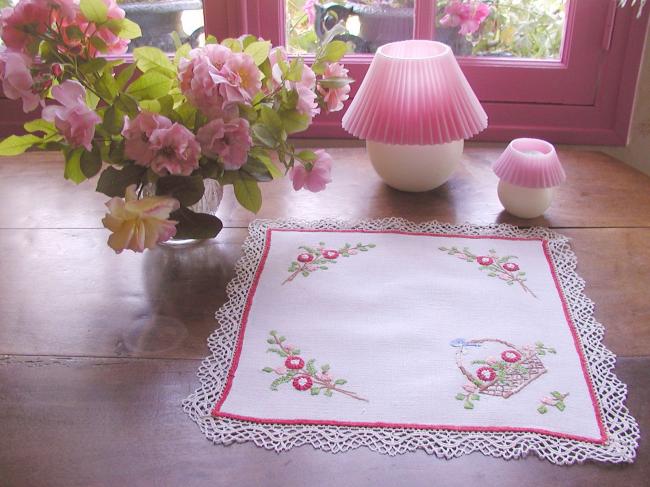 Adorable centre de table brodé de petites rosettes et paniers de fleurs